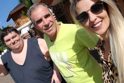 La familia, unida: Leandro, su tío y Verónica, juntos