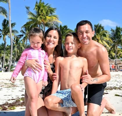 La familia unida: Marchesín, Sol y sus dos hijos: Valentino y Bianca