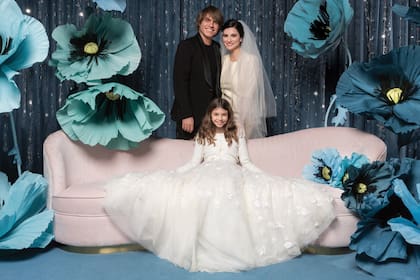 La familia unida. Paola, hija de Laura y Paolo, lució un vestido con falda de tul con flores y hojas bordadas. 
