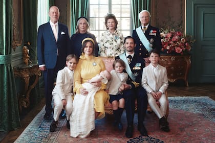 La familia unida para el bautismo de Inés, la hija menor de los príncipes, en junio de este año. De pie: Erik y Marie Hellqvist,
padres de la princesa, y los monarcas Silvia y Carlos Gustavo. Sentados: Sofía y Carlos Felipe con sus hijos Alexander, Inés
(en brazos), Julian y Gabriel