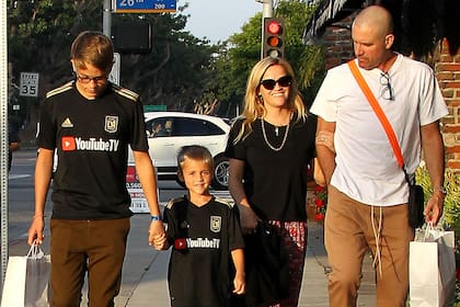 La familia unida: Reese, Jim, el hijo mayor de la actriz Deacon, y el pequeño Tennessee