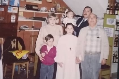 La familia Véspoli con Patricia, en la foto, la responsable de la empresa hoy, junto a su marido