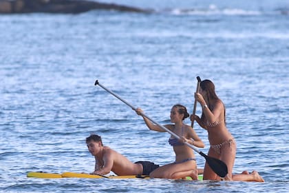 La familia Viale-Tinayre suele retratar la caída del sol desde los camastros de madera que la familia eligió para ambientar el jardín de la casa costeña; sin embargo el jueves les tentó la idea de divertirse sobre el kayak y apostar por un atardecer distinto