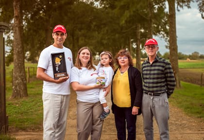 La familia Wagner, en el tambo La Pequeña, produce dulce de leche repostero premiado con medalla de oro.
