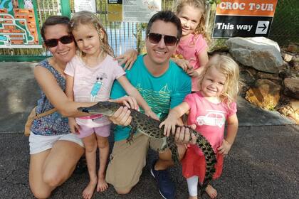 Constanza y Valentín junto a sus 3 hijas, Malena, Sara y Emilia 