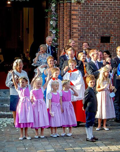La familia y las damas de honor en la puerta de la iglesia de Saint Pierre.  
