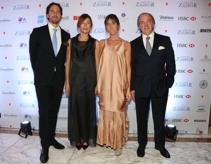 La familia Zaldívar, anfitriones de la gala: Roger, Estela, Mercedes (otra de las que eligió el nude para la noche) y Roberto