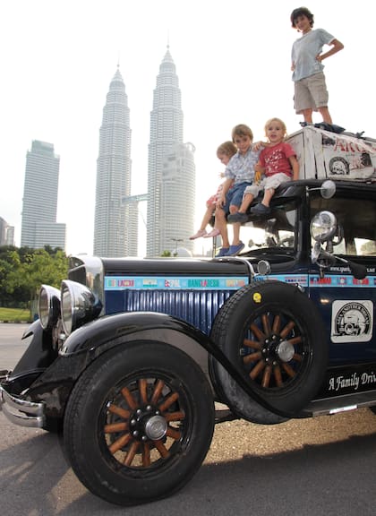 La familia Zapp en Malasia, con las Torres Petronas detrás
