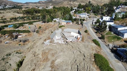 La familias fueron evacuadas esta madrugada luego de escuchar estruendos que generaron inmediatas rajaduras en paredes y suelo de las viviendas.