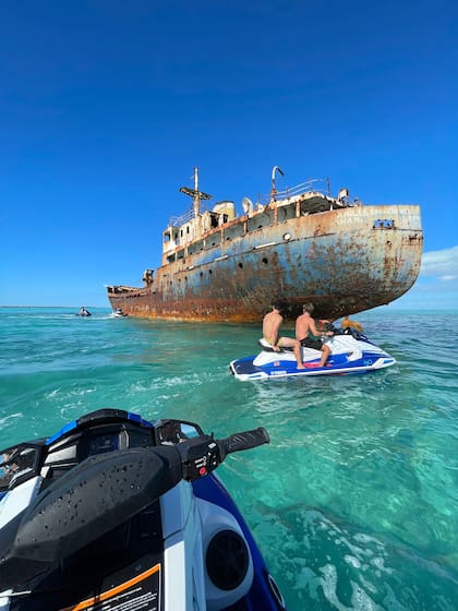 La Famille Express, un barco que se halla varado a 3 km de la costa desde el paso del huracán Frances en 2004.