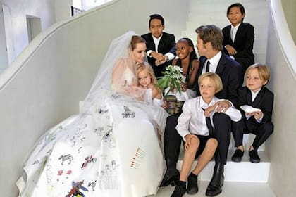 Angelina Jolie y Brad Pitt con sus hijos el día de su boda, en 2014