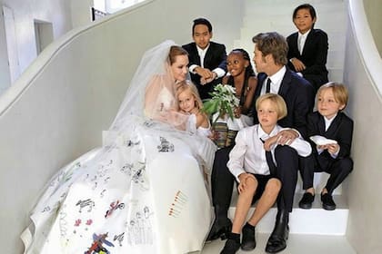 Brad Pitt y Angelina Jolie con sus seis hijos