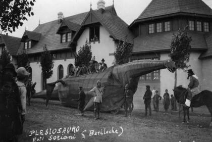 La famosa carroza del plesiosaurio se usó durante varios años durante la década del 20 para los desfiles de Carnaval