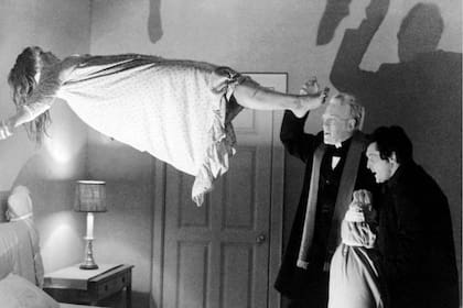 La famosa escena de la levitación en El exorcista (1973).