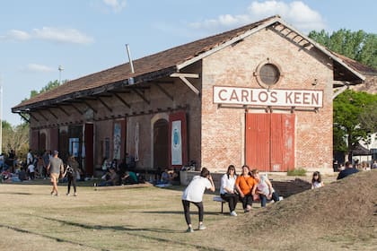 La famosa estación de tren de Carlos Keen, donde se puede visitar la feria de artesanos y otros eventos