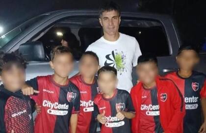 La famosa foto con los chicos de Newell´s que abrió polémicas y retrató los desbordes pasionales del clásico rosarino