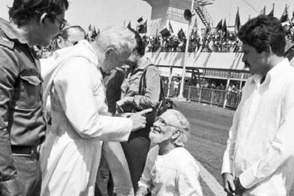 La famosa foto de Juan Pablo II regañando a Ernesto Cardenal