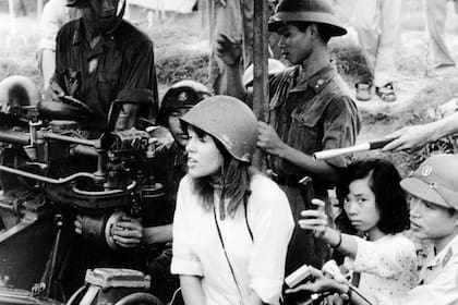 La famosa foto en Hanoi con las tropas de Vietnam del Norte.