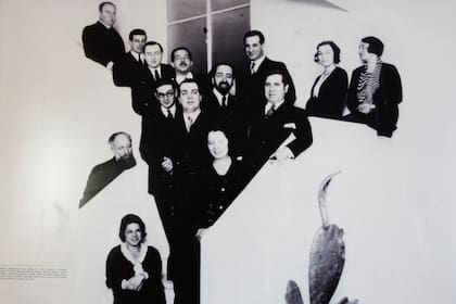 La famosa foto tomada en 1931 en la escalera de la casa de Victoria Ocampo, que reúne figuras relevantes de la época, como Jorge Luis Borges, Norah Borges, Eduardo Mallea, Ramón Gómez de la Serna y Oliverio Girondo