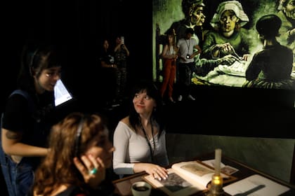 La famosa obra Los comedores de patatas, junto la recreación de un bar de época