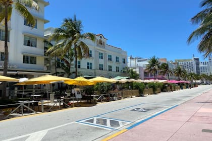 La famosa Ocean Drive, ahora peatonal y con mesas en la calle