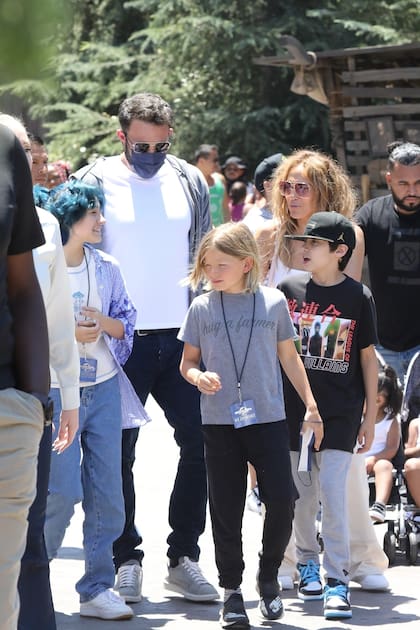 La famosa pareja fue fotografiada el viernes en los parques de Universal Studios junto a los hijos de ambos