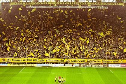 La famosa popular de Borussia Dortmund genera un ambiente muy distinto al artificial de espectadores de cartón, realidad aumentada y cantos grabados que llega por televisión.