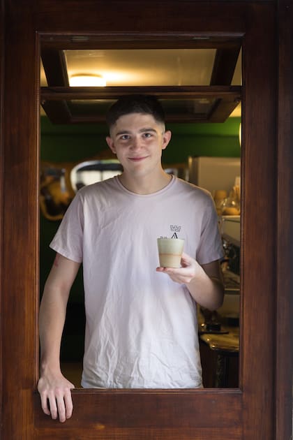 La famosa ventanita a la calle despacha café todo el día.