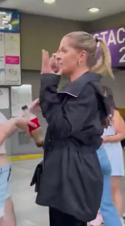 La fan se disculpó con Zampini por haberla chocado y ella le reclamó que ahora no podría beber la gaseosa
