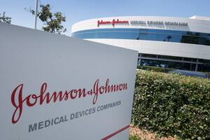 La millonaria oferta de Johnson & Johnson para resolver las demandas por su talco y proteger a la empresa