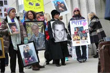 Familiares de víctimas de sobredosis a causa de la oxicodona protestando durante el juicio que determinó que el laboratorio que la comercializaba era responsable de ocultar información acerca de los efectos de la droga 