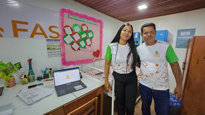 La farmacéutica y el enfermero de Buena Esperanza hacen una primera atención médica y luego derivan a los pacientes a un médico especialista que los atiende vía una computadora