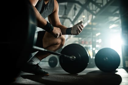 La farmer's walk es útil en procesos de readaptación funcional por su impacto en el core, hombros y caderas