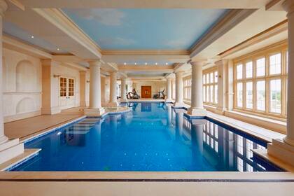 La fastuosa piscina de la casa de campo de Robbie Williams que se conecta con un gimnasio
