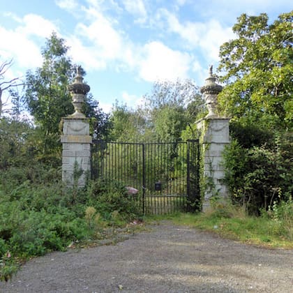 La fastuosa puerta de lo que fue la mansión del rey iraquí Faisal II
