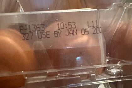 La fecha de vencimiento se encuentra en el lateral del envase