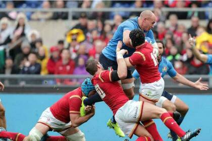 La federación internacional propone reducir los scrum y las disputas por la pelota para evitar contagios