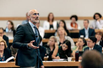 "La felicidad absoluta es inalcanzable, implica la ausencia de emociones o experiencias negativas, algo que no solo es imposible, sino también poco deseable", asegura Brooks