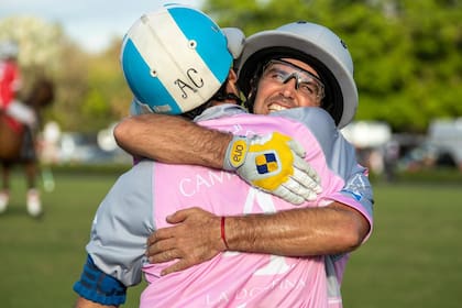 La felicidad de Adolfo Cambiaso tras la victoria y el abrazo con Diego Cavanagh, la figura (gentileza @agusfondaph)