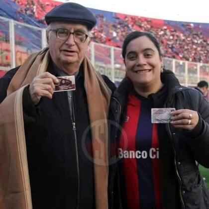 La felicidad de Aldo y Florencia al recibir el carnet de Socios Refundadores
Foto: Gentileza Florencia Cianchetta