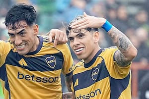 La felicidad de Di Lollo (junto a Palacios) después de marcar el gol que abrió el camino a la victoria de Boca frente a Aldosivi