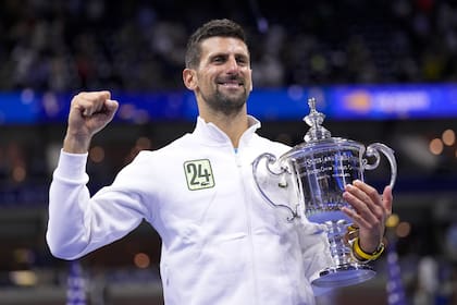 La felicidad de Djokovic, con una campera muy especial con el número 24, en referencia a sus títulos de Grand Slam