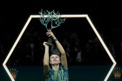 La felicidad de Holger Rune, con el singular trofeo del Masters 1000 de París