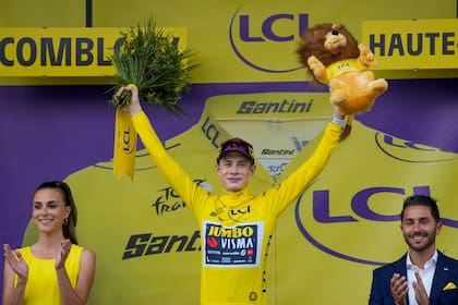 La felicidad de Jonas Vingegaard en el podio; el danés descolló en la contrarreloj del Tour de France y se distanció al frente de la general a cinco días de la llegada a París   