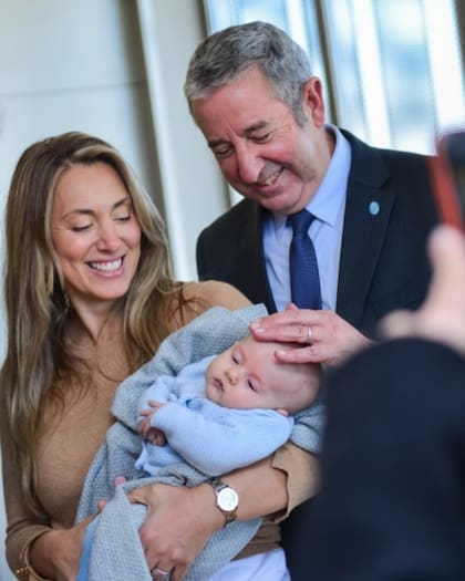 La felicidad de Julio Cobos y Natalia Obón, con su hija Isabella en brazos.