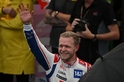 La felicidad de Kevin Magnussen, que logró la pole en su centésimo gran premio en el equipo Haas. 