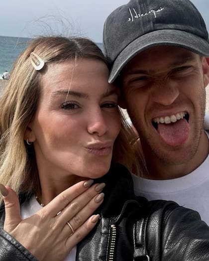 La felicidad de la pareja luego de oficializar su compromiso