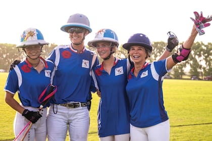 La felicidad de las campeonas, aún con los cascos puestos, apenas terminado el partido: Mia Cambiaso, la inglesa Milly Hine, Myla Cambiaso y la francesa Corinne Ricard