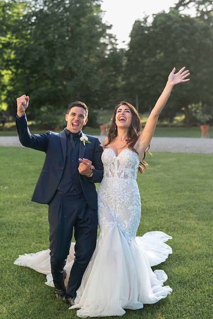 La felicidad de los novios, ambos vestidos por Givenchy. Gio llevó un traje de tres piezas, camisa y corbato, todo negro. Giulia impactó con un vestido de corte sirena, escote corazón, breteles muy finos, cuerpo ceñido tipo corset con transparencias y bordados y una gran falda de tul con cola.