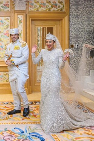 La felicidad de los príncipes después de la boda. Si bien sobre el novio trascendió muy poca información, de Azemah se sabe que hizo un postgrado en Geopolítica y Seguridad Transnacional en el King´s College de la Universidad de Londres. En Brunei, dedica gran parte de su tiempo a causas benéficas y, por supuesto, al polo, una pasión que también comparte con el príncipe Mateen, su hermano... y uno de los los solteros más codiciados del continente asiático.